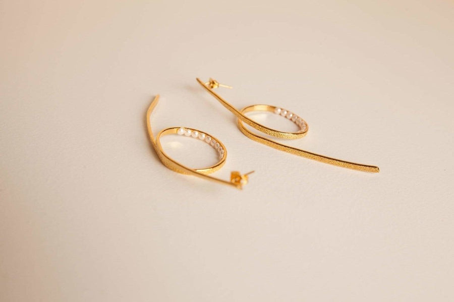 Charlotte Long Earrings with Pearls - Gold Plated Bronze - Yasèmia